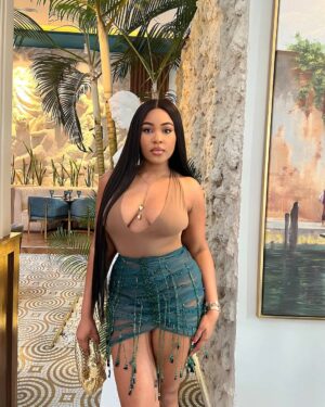 Erica Nlewedim Instagram - Top two and not number 2😏
Skirt @tubortw 
Kimono @lfjofficial 
photo @brown_of_lagos