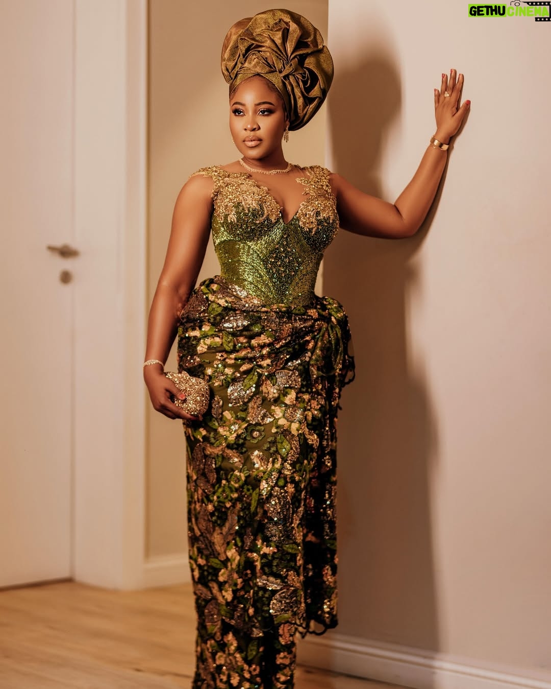 Erica Nlewedim - 99.5K Likes - Out for @its.priscy 🩷🩷
Dress @artalia_atelier
Styling @momentsbysbr @style_by_ruvero
Makeup @kim_beautystudio
Gele artiste @oni_gele
Photographer @tosinjoshweddings