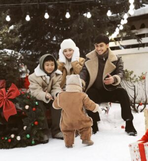 Erke Esmahan Instagram - Аман-есен жаңа 2025-ші жылды бастап кеттік. Құтты болсын!🎄

Әрқайссыңызға денсаулық, бақыт, байлық, махаббат тілейміз. Бақтарыңыз еселенсін.🥰 Еліміз аман, жеріміз тыныш, халқымыз бейбіт өмір сүрсін. Барлық армандарыңыз орындалсын.🤲

Ізгі тілекпен: Раймбектің отбасы.❤️