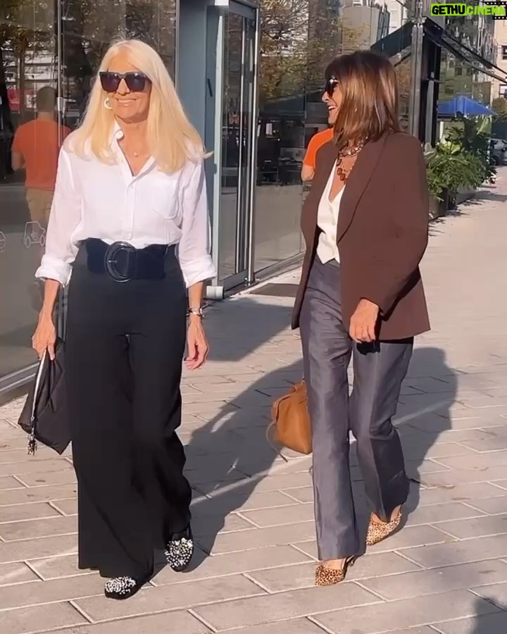 Evelyn Scheidl - 7.1K Likes - Caminando por nuestra maravillosa ciudad !!!
Compartir momentos y disfrutar de las amigas y acompañarnos es mágico!!
@teresacalandra con anteojos de tu colección @teresacalandraanteojos
Gracias siempre por los mensajes tan alentadores !! Son muuuy amorosas
Feliz jueves 🍀🍀🍀🍀