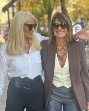 Evelyn Scheidl Instagram - Caminando por nuestra maravillosa ciudad !!!
Compartir momentos y disfrutar de las amigas y acompañarnos es mágico!!
@teresacalandra con anteojos de tu colección @teresacalandraanteojos 
Gracias siempre por los mensajes tan alentadores !! Son muuuy amorosas
Feliz jueves 🍀🍀🍀🍀