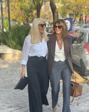 Evelyn Scheidl Instagram - Caminando por nuestra maravillosa ciudad !!!
Compartir momentos y disfrutar de las amigas y acompañarnos es mágico!!
@teresacalandra con anteojos de tu colección @teresacalandraanteojos 
Gracias siempre por los mensajes tan alentadores !! Son muuuy amorosas
Feliz jueves 🍀🍀🍀🍀