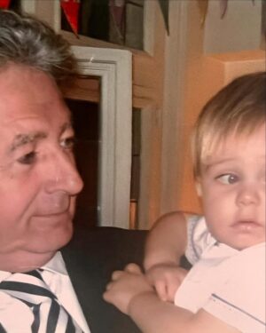 Evelyn Scheidl Instagram - 15 años de extrañarte cada día, cada hora!!
Mayo es un mes muy especial!! Hoy 5 te convertiste en nuestro ángel de la guarda, el 8 cumplirías años , el 13 cumpleaños de Facu un 26 nos ccnocimos y un 26 nos casamos!!!
Te amamos profundamente ❤️❤️❤️🙏🙏🙏
Esta canción la compuso y canta @tuttidiez para vos!
Dejaste un maravilloso legado !!! Nuestros tesoros @ferdiez10 @tuttidiez @maximodiez @toto_diez @facundodiez @ssantidiezz Genesis y Benjamin 
Te amamos profundamente!!! ❤️💔❤️