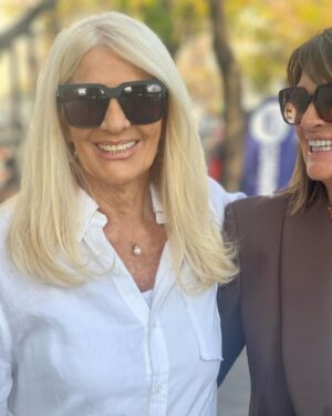 Evelyn Scheidl Instagram - Caminando por nuestra maravillosa ciudad !!!
Compartir momentos y disfrutar de las amigas y acompañarnos es mágico!!
@teresacalandra con anteojos de tu colección @teresacalandraanteojos 
Gracias siempre por los mensajes tan alentadores !! Son muuuy amorosas
Feliz jueves 🍀🍀🍀🍀