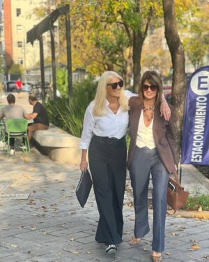 Evelyn Scheidl Instagram - Caminando por nuestra maravillosa ciudad !!!
Compartir momentos y disfrutar de las amigas y acompañarnos es mágico!!
@teresacalandra con anteojos de tu colección @teresacalandraanteojos 
Gracias siempre por los mensajes tan alentadores !! Son muuuy amorosas
Feliz jueves 🍀🍀🍀🍀