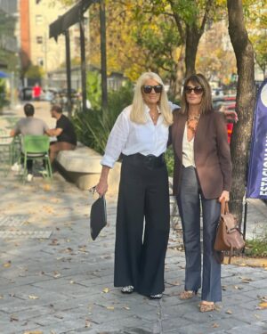 Evelyn Scheidl Instagram - Caminando por nuestra maravillosa ciudad !!!
Compartir momentos y disfrutar de las amigas y acompañarnos es mágico!!
@teresacalandra con anteojos de tu colección @teresacalandraanteojos 
Gracias siempre por los mensajes tan alentadores !! Son muuuy amorosas
Feliz jueves 🍀🍀🍀🍀
