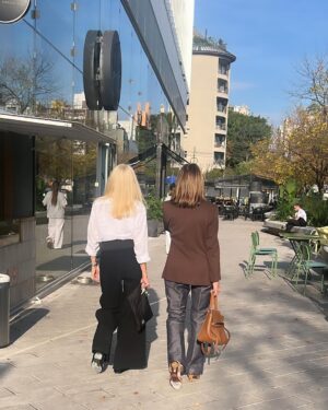 Evelyn Scheidl Instagram - Caminando por nuestra maravillosa ciudad !!!
Compartir momentos y disfrutar de las amigas y acompañarnos es mágico!!
@teresacalandra con anteojos de tu colección @teresacalandraanteojos 
Gracias siempre por los mensajes tan alentadores !! Son muuuy amorosas
Feliz jueves 🍀🍀🍀🍀