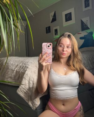Evie Bell Instagram - A wild Evie appeared 🌿⚡️

#girly #foryou #maine #cozy