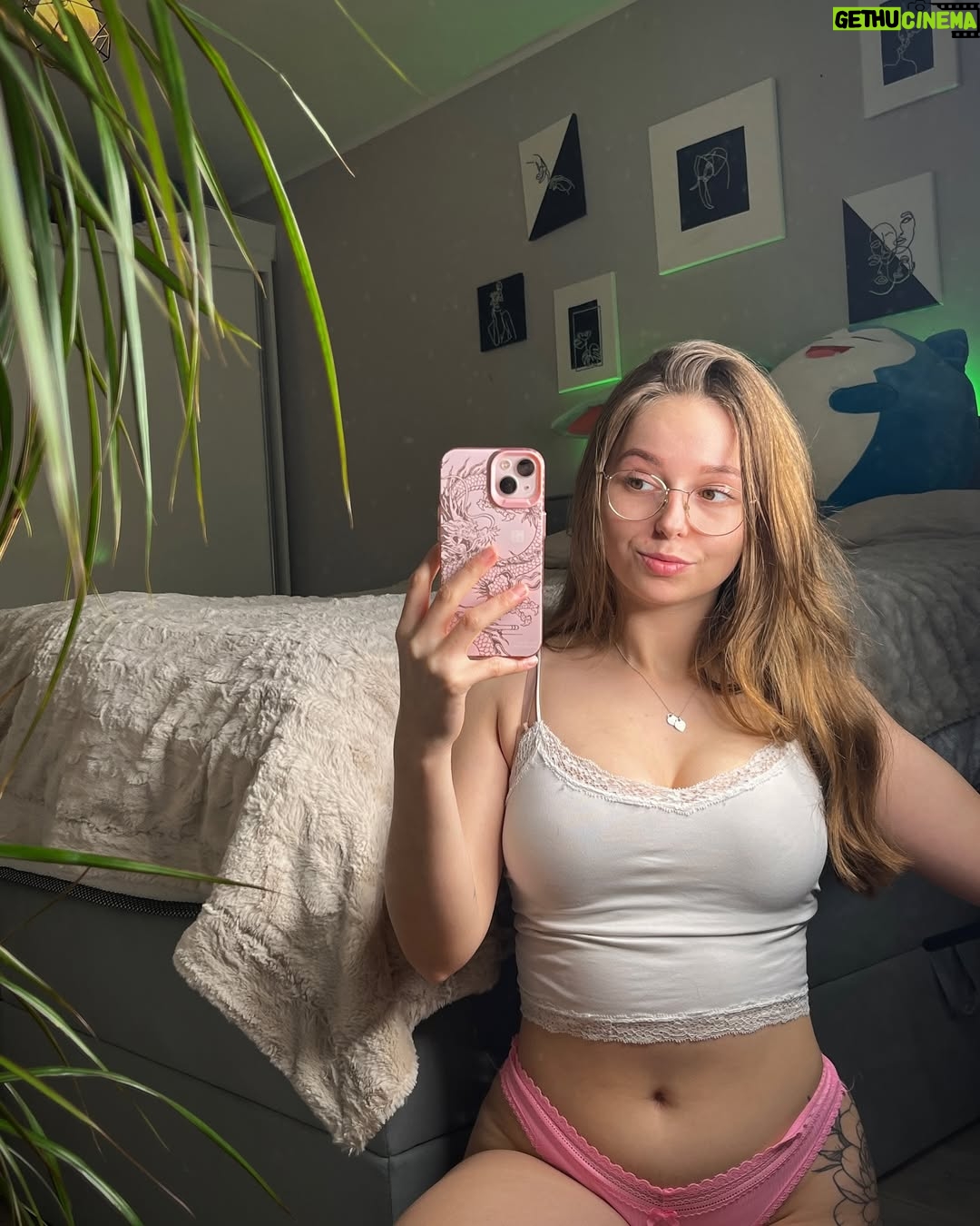 Evie Bell - 1.5K Likes - A wild Evie appeared 🌿⚡️
#girly #foryou #maine #cozy