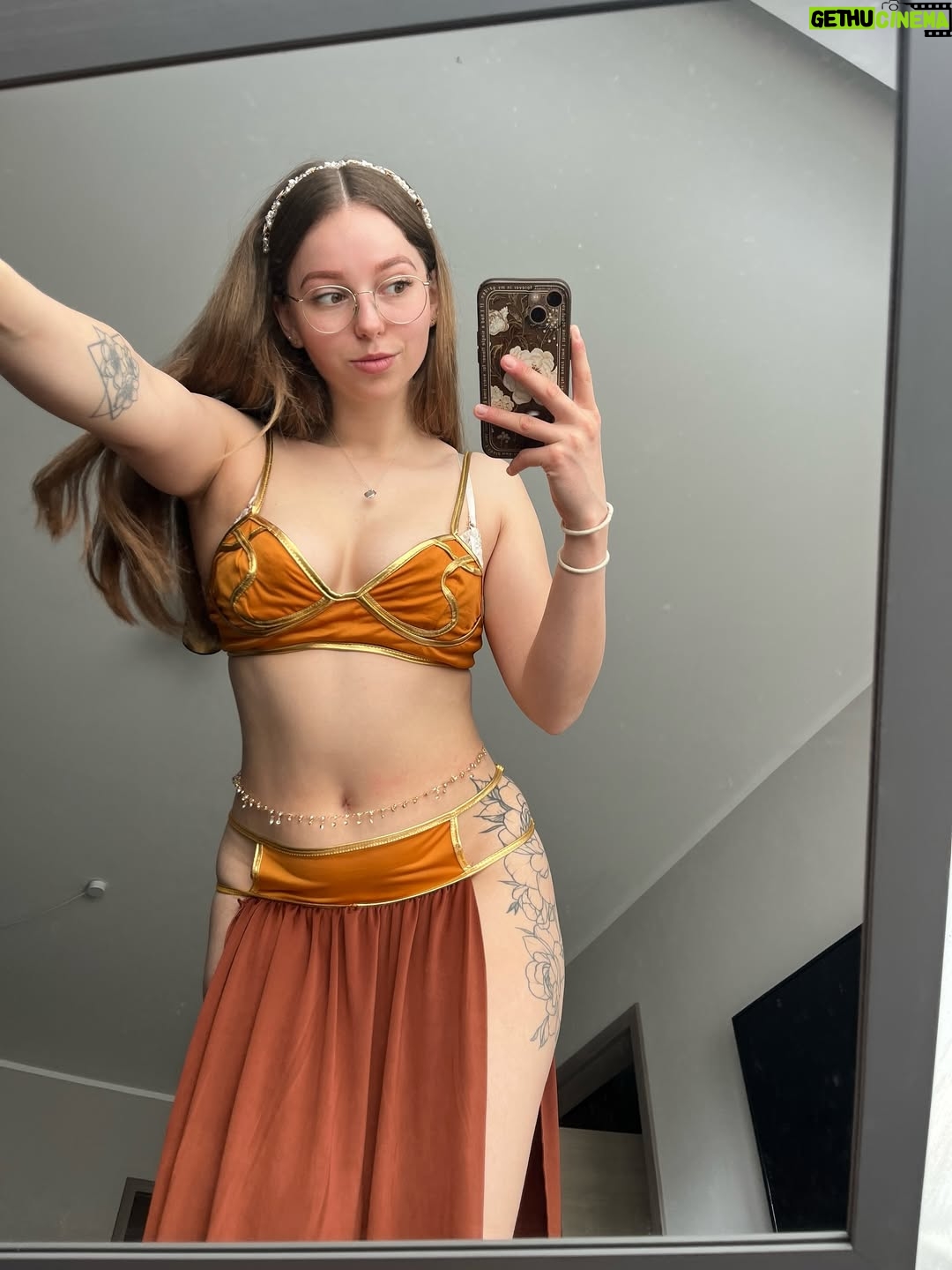 Evie Bell - 1K Likes - A long time ago in a galaxy far, far away 🌌
#starwars #outfit #maine #cosplay #wifey #gaming #ootd #dating