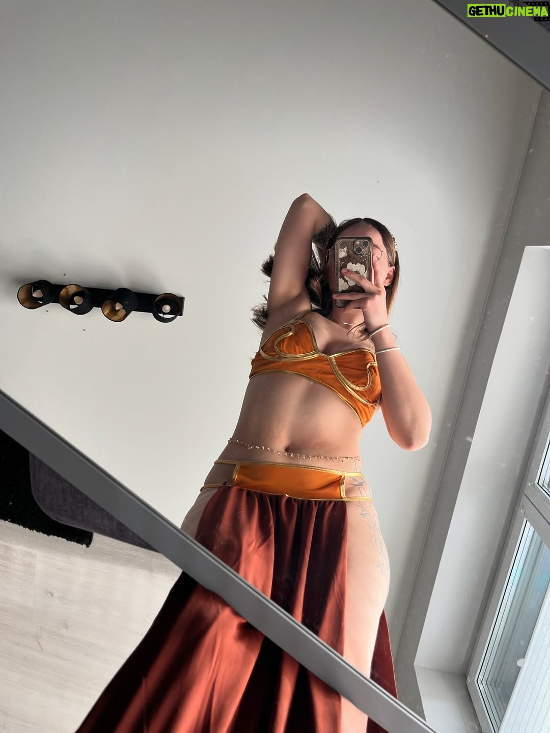 Evie Bell - 1K Likes - A long time ago in a galaxy far, far away 🌌
#starwars #outfit #maine #cosplay #wifey #gaming #ootd #dating