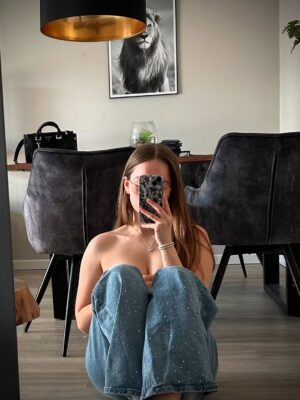 Evie Bell Instagram - Made you look ✨👀

#maine #outfit #foryou #cozy #wifey