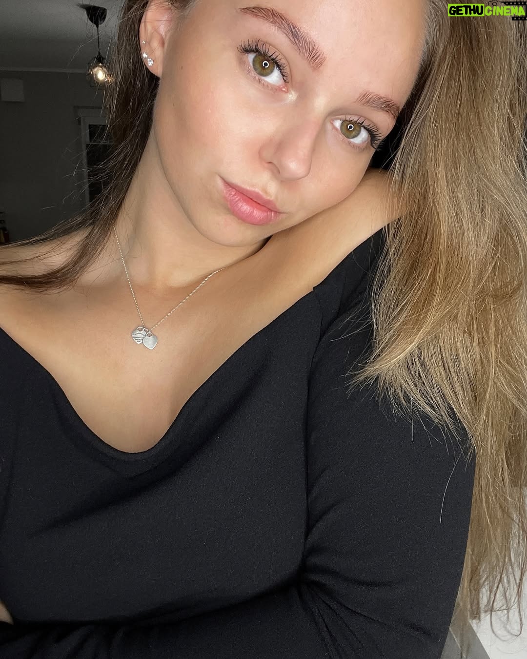 Evie Bell - 352 Likes - Peace of mind 🤍✨
#maine #wifey #cozy #makeup #men #gamergirl
