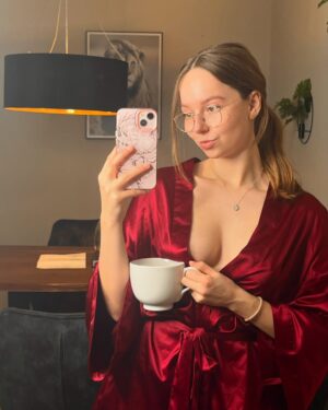 Evie Bell Instagram - Morning coffee 🌼☕️

#maine #coffee #morning #outfit #cozy #women #wifey