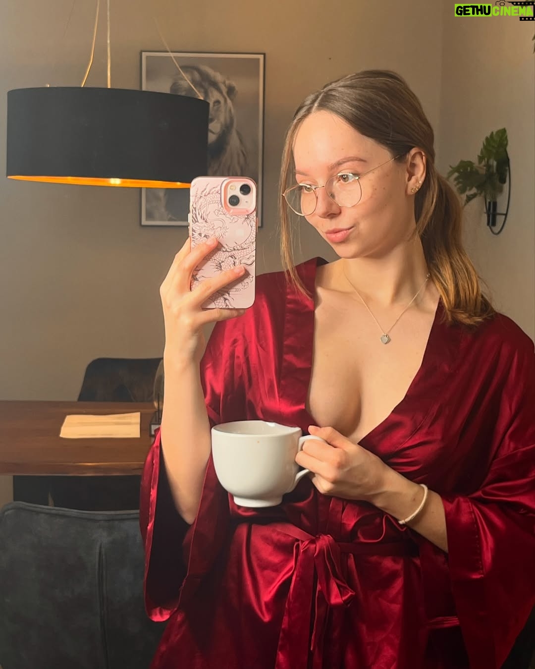 Evie Bell - 465 Likes - Morning coffee 🌼☕️
#maine #coffee #morning #outfit #cozy #women #wifey