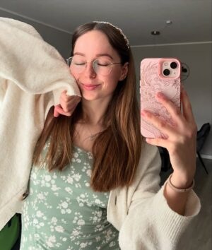 Evie Bell Instagram - Let your smile change the world 🤓💐

#maine #outfit #smiling #lady #cute