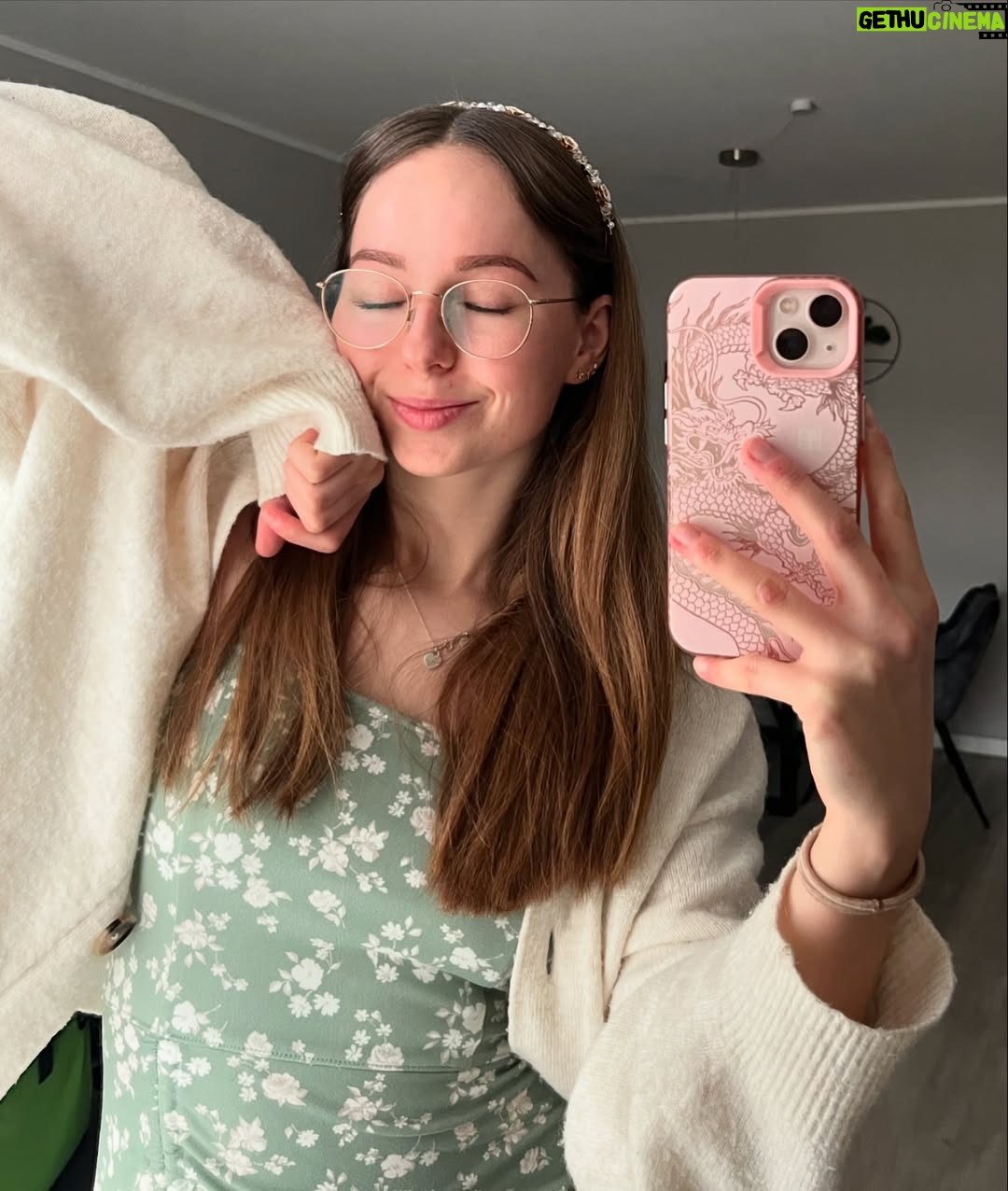 Evie Bell - 256 Likes - Let your smile change the world 🤓💐
#maine #outfit #smiling #lady #cute
