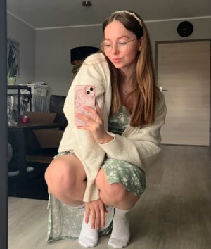 Evie Bell Instagram - Let your smile change the world 🤓💐

#maine #outfit #smiling #lady #cute