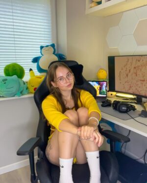 Evie Bell Instagram - The third slide is how I fell about my gaming setup 🤓

#gaming #pokemon #maine #funny #exploring