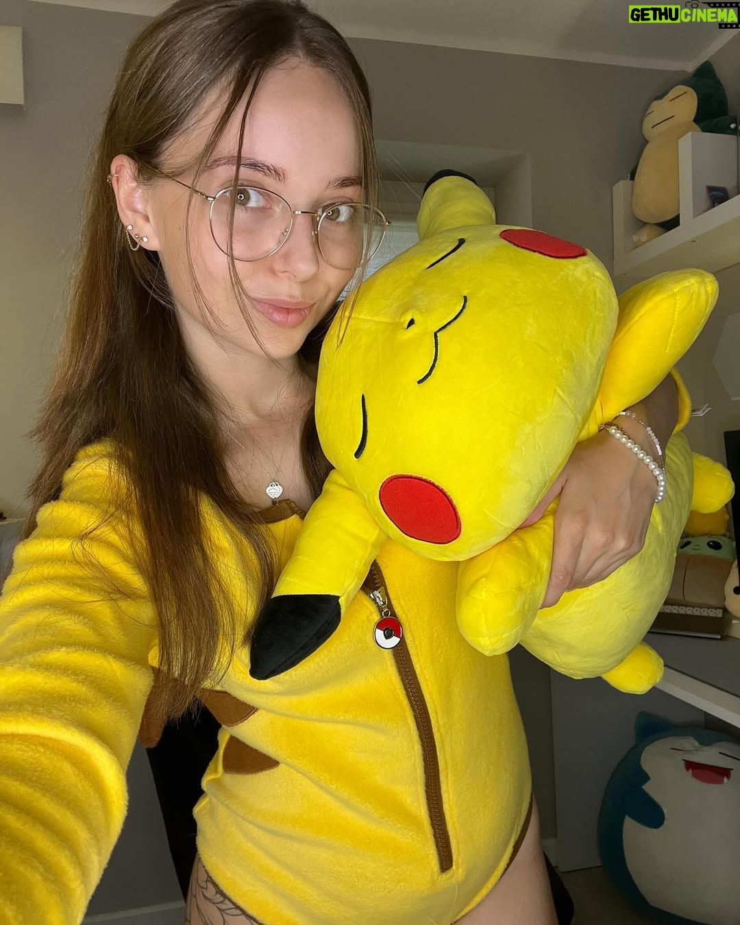 Evie Bell - 736 Likes - The third slide is how I fell about my gaming setup 🤓
#gaming #pokemon #maine #funny #exploring