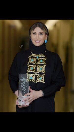Fariba Naderi Instagram - سلام به شما. همه شما كه با بودنتون انرژي گرفتم همه اين سالها و دلخوشم به حضورتون. ممنون براي همه پيام هاي پر از عشق و زيباتون. اين سيمرغ براي شماست شماها كه دوستم داريد و كنارم بوديد. براي همه عوامل فيلم شوهرِ ستاره است كه ٣ ماه، با سختي و گرما زحمت كشيدن. قدر سيمرغ رو ميدونم و از حالا ب بعد با دقت بيشتري براي ايرانم كار ميكنم. با احترام. فريبا نادري. چهل و سومين جشنواره بين المللي فيلم فجر. سيمرغ بهترين بازيگر زنِ نقش اصلي زن. @alioji  @nargesmohammadi_narges  @behdad_hamed @ebrahimirajzad.official @alireza.barazandeh @navabi.ali @hajiabdolahi1  @nadersoleimanii @elhaam_shabani @rohambabaei  @rohambabaei @fariba_naderi__ @fariba_naderi__  @soroushmn_