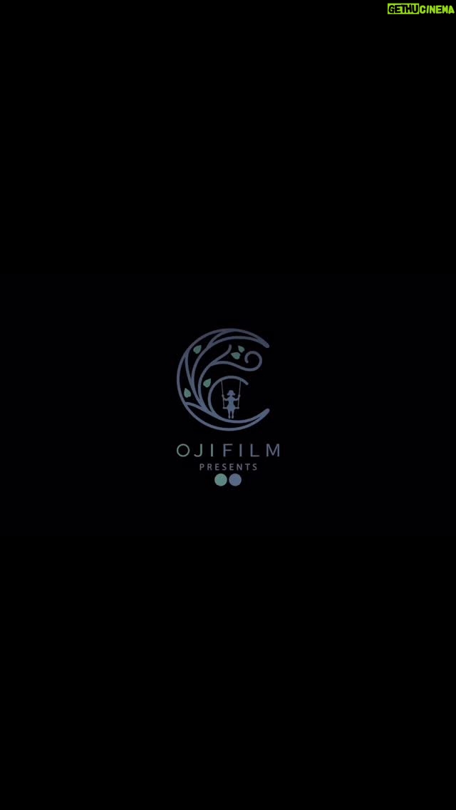 Fariba Naderi - 3 Likes - .
تیزر «شوهر ستاره» منتشر شد
.
.
تیزر فیلم سینمایی «شوهر ستاره» در آستانه اکران درکاخ جشنواره منتشر شد.
«شوهر ستاره» اثر جدید ابراهیم ایرجزاد به تهیهکنندگی علی اوجی و نرگس محمدی است که در بخش مسابقه چهل و سومین جشنواره فیلم فجر حضور دارد و صبح فردا جمعه ۱۹ بهمنماه در مرکز همایشهای برج میلاد برای اهالی رسانه و منتقدان سینما به نمایش گذاشته میشود.
.
تیزر این فیلم را شهیار کبیری ساخته است.
.
«شوهر ستاره» روایتگر داستان ستاره، زنی بیوه و کارگر است که پس از مواجهه با علائم یائسگی زودرس، تصمیم میگیرد زندگیاش را تغییر دهد.
.
حامد بهداد، فریبا نادری، نازنین احمدی، سوسن پرور، نوشین مسعودیان، زینب شعبانی، الهام شعبانی، میثم دامنزه، اکبر معززی، ژاکلین آواره، یوسف یزدانی، فاطمه شکری، حمیدرضا حاجی محمدزاده، با حضور فریده سپاه منصور، نادر سلیمانی، هومن حاجی عبدالهی، لاله اسکندری، علی اوجی، با معرفی نصرت بهنام منش، بهار فردوسی، نازنین منصوری و بازیگران خردسال نورا فرهادنیا، هلن رضایی و امیرحافظ هاشم لو نقشآفرینان این فیلم اجتماعی هستند.
.
عوامل این فیلم عبارتند از: کارگردان: ابراهیم ایرجزاد، تهیهکننده: علی اوجی و نرگس محمدی، فیلمنامهنویس: ابراهیم ایرجزاد و ندا رسولی، مدیر فیلمبرداری: علیرضا برازنده، تدوین: ابراهیم ایرجزاد و هانیه جلوخانی، طراحی و ترکیب صدا: علیرضا علویان، موسیقی: بامداد افشار، طراح گریم: ریحانه عادلنژاد، طراح صحنه: پوریا اخوان، طراح لباس: زهرا صمدی، مدیر صدابرداری: سهیل متولی، جلوههای بصری: علی جبلی، مدیر تولید: محسن گوهرشناس، برنامهریز و دستیار اول کارگردان: علی نوابی، مدیر تدارکات: محمد میسمی تمار، عکاس: ایران انتظام، منشی صحنه: شهرزاد مطلق، فیلمبردار پشت صحنه: فرجام نیک فرجام، طراح لوگو و پوستر: روژان ایرجی، مشاور رسانهای: مریم قربانینیا.
.
.
@alioji
@nargesmohammadi_narges
@ebrahimirajzad.official
@behdad_hamed
@fariba_naderi__
@susanparvar
@nazaninahmadi1
@laleheskandari
@faridehsepahmansour2
@hajiabdolahi1
@nadersoleimanii