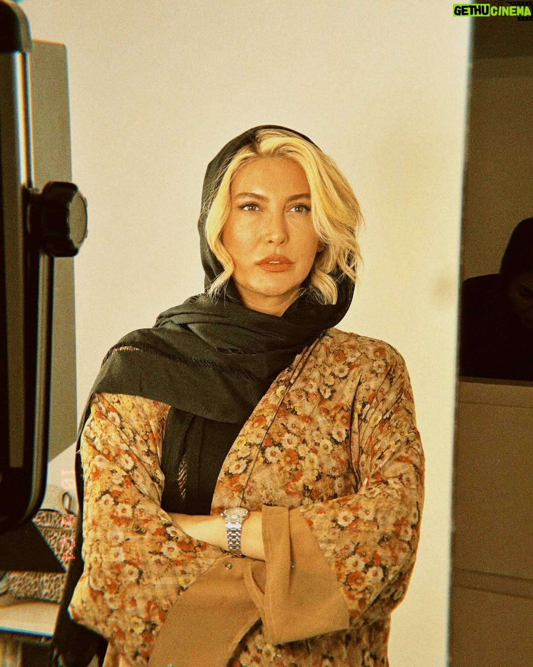 Fariba Naderi - 3 Likes - Don’t let yesterday take up too much of today– Will Rogers
#faribanaderi #faribanaderi #actress #love #lifestyle عكاسي زيبا از كيميا جونم🫠🩷 @kimzifi @kimzifi و هنر رهاي هنرمند روي موهاي جديدم @raha_hairline @fariba_naderi__
به دیروز اجازه نده امروز تو را خراب کنه #ویل راجرز. #فريبا_نادري #بازيگر #عشق #اميد #زندگي