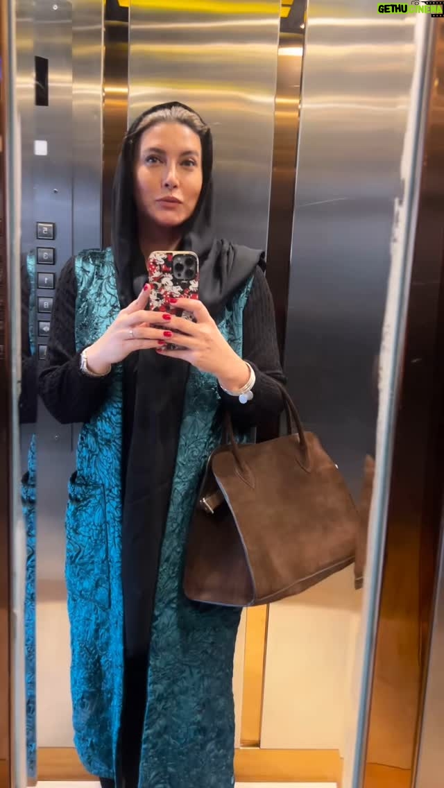 Fariba Naderi - 18.3K Likes - یک فرد موفق کسی است که میتواند با آجرهایی که دیگران به سمت او پرتاب کردهاند، پایه و اساس محکمی برای خود بنا کند.
دیوید برینکلی؛ فیلمنامهنویس #فريبا_نادري #faribanaderi #faribanaderi @fariba_naderi__ #actress #lifestyle #life #love