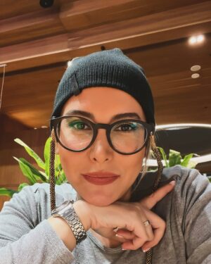 Fariba Naderi Instagram - زندگی رسم خوشایندی است
زندگی بال و پری دارد با وسعت مرگ
پرشی دارد اندازه عشق
زندگی چیزی نیست که لب طاقچه عادت از یادمن و تو برود
زندگی جذبه دستی است که می چیند
زندگی نوبر انجیر سیاه در دهان گس تابستان است
زندگی بعد درخت است به چشم حشره
زندگی تجربه شب پره در تاریکی است
زندگی حس غریبی است که یک مرغ مهاجر دارد
زندگی سوت قطاری است که درخواب پلی می پیچد
زندگی دیدن یک باغچه از شیشه مسدود هواپیماست
خبر رفتن موشک به فضا
لمس تنهایی ماه
فکر بوییدن گل در کره ای دیگر
زندگی شستن یک بشقاب است
زندگی یافتن سکه دهشاهی در جوی خیابان است
زندگی مجذور آینه است
زندگی گل به توان ابدیت
زندگی ضرب زمین در ضربان دل ما
زندگی هندسه ساده و یکسان نفسهاست...
زندگی تر شدن پی در پی
زندگی آب تنی کردن در حوضچه اکنون است #سهراب_سپهری  #زندگي #فريبا_نادري #عشقِ #زيست #حياتي #life #lover #faribanaderi #cinema #series #actress #actress #faribanaderi @fariba_naderi__ @fariba_naderi__