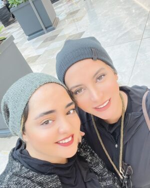 Fariba Naderi Instagram - زندگی خالی نیست
مهربانی هست سیب هست ایمان هست
آری تا شقایق هست زندگی باید کرد. #سهراب_سپهری 

تمام  دنيا يك طرف، تو يك طرف رفيقممم.🩷🩷#bestfriends #bestie #love #actress #travel @nargesmohammadi_narges #faribanaderi #faribanaderi #mylove #yarabidgoli #faribanaderi #faribanaderi @nargesmohammadi_narges @fariba_naderi__