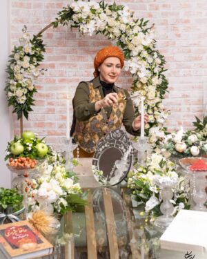 Fatemeh Goudarzi Instagram - برای همه عزیزانم مردم شریف ایران برای مهربانان دوستان واقوام خوبم سالی پراز صلح ودوستی ویک زندگی آرام و کم دغدغه ومعیشت عالی از خداوند متعال خواستارم همراه با عشق فراوان به همنوعانم درهرکجای عالم هستی که زندگی میکنند🌸🙏❤️نوروز وبهار مبارک باد 🌾

Makeup artist @solmazsadr.grim
Stylist @saharmooosavi
Photographer @royaa.studio
Flowerist @samira_flowerdesign
ممنونم از دختران زیبای هنرمندم که تلاش کردن تا من واطرافم رو مقبول نظر شما کنند ❤️🙏