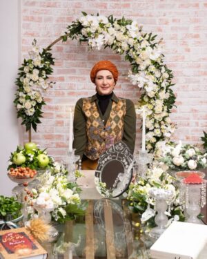 Fatemeh Goudarzi Instagram - برای همه عزیزانم مردم شریف ایران برای مهربانان دوستان واقوام خوبم سالی پراز صلح ودوستی ویک زندگی آرام و کم دغدغه ومعیشت عالی از خداوند متعال خواستارم همراه با عشق فراوان به همنوعانم درهرکجای عالم هستی که زندگی میکنند🌸🙏❤️نوروز وبهار مبارک باد 🌾

Makeup artist @solmazsadr.grim
Stylist @saharmooosavi
Photographer @royaa.studio
Flowerist @samira_flowerdesign
ممنونم از دختران زیبای هنرمندم که تلاش کردن تا من واطرافم رو مقبول نظر شما کنند ❤️🙏
