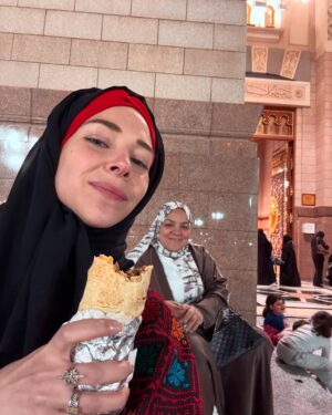 Fatima AlBanawi Instagram - تأملاتي هذه الفترة من خلال صور التقطتها:
١. شمّرنا الأكمام - أحس إني كنت ظالمة الملوخية الناشفة إلى أن دقتها في المدينة!

٢. موديرنيتي ومينيماليزم في صورة - علمونا أن الحداثة والشكل العصري في الغالب شكلهم غربي، ولكن لو بس نوقف عند الزبادي والدقّة والشريك في لحظة فكّ الريق في الحرم ونتأمّل تفاصيل البساطة والتعقيد والصحة والوعي والتقليد والعصرية اللي فيها.

٣. يا الله على حال الإنسان - فرحتي أن جدّو قدر يحفظ ويقول ويعيد جملة من غير ما ينساها بعد ثواني أعظم وقعًا عليّة من فرحتي بنطق طفل ما بأول كلمة في حياته!

٤. أحد مصادر دعائي هذه الفترة - الحب والإخلاص والمودة والرحمة اللي أشوفهم بين ستو وجدّو. الله يزيدكم لو انتو فيها والله يهبكم منها لو محرومين.

٥. الله حقّ! الله قريب! - لو أنك بلد مظلوم وشعب مظلوم وسرد مظلوم، بس هذه الحشود وقفت مع بعض وأمَّنَت وآمنت وراء دعاء الشيخ في لحظة استجابة، ايش تحس حتكون النتيجة؟ إذا قال كن فيكون. آمين.

٦. ما في أغلى وأغنى من هذا الشعور - الساعة ٤:٣٠ فجرًا، عند باب عثمان بن عفّان (٢٥) وفي يدّك شاورما من الـسلطان أفوكادو وتمرتين وموية، وفي صحبتك ناس رايقة، وعلى خدّك برد المدينة، وعلى خشمك حمرة الترجّي والدعاء، وكلكم على بعضكم في بيت الحبيب (ص).

٧. أنت من فريق ستّي وستّك ولا فريق طبق طبقنا؟ - (١) ستي وستك في الحمام قامت ستي ضربت ستك، تقدر ستك تضرب ستي زي ما ستي ضربت ستك في الحمام. (٢) طبق طبقنا ضرب طبق طبقكم يعرف طبق طبقكم يضرب طبق طبقنا زي ما طبق طبقنا ضرب طبق طبقكم.

٨. ليش ما حد عمره جاب بسيرة هذه النقطة!؟ - كلمة حيوان ذكرت مرة واحدة في القرآن فقط (سورة العنكبوت) وكان معناها (الحياة الحقيقية الدائمة في الآخرة). أما كلمة الحيوان بمعناها المتداول بيننا، فجاءت في القرآن كالـ (دابة) (الأنعام) (الطيبات)…إلخ 

٩. أحد نماذج سُفَر الحرم

١٠. أحد تصورات أزياء الحرم

١١. صورة نادرة لحاجية أمام مرآة مبللة

١٢. عائلة تصلي الجماعة في المنزل 

١٣. أكثر المنتجات مبيعًا في الموسم

١٤. ابتسامة الختام، دمتم سالمين