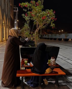 Fatima AlBanawi Instagram - تأملاتي هذه الفترة من خلال صور التقطتها:
١. شمّرنا الأكمام - أحس إني كنت ظالمة الملوخية الناشفة إلى أن دقتها في المدينة!

٢. موديرنيتي ومينيماليزم في صورة - علمونا أن الحداثة والشكل العصري في الغالب شكلهم غربي، ولكن لو بس نوقف عند الزبادي والدقّة والشريك في لحظة فكّ الريق في الحرم ونتأمّل تفاصيل البساطة والتعقيد والصحة والوعي والتقليد والعصرية اللي فيها.

٣. يا الله على حال الإنسان - فرحتي أن جدّو قدر يحفظ ويقول ويعيد جملة من غير ما ينساها بعد ثواني أعظم وقعًا عليّة من فرحتي بنطق طفل ما بأول كلمة في حياته!

٤. أحد مصادر دعائي هذه الفترة - الحب والإخلاص والمودة والرحمة اللي أشوفهم بين ستو وجدّو. الله يزيدكم لو انتو فيها والله يهبكم منها لو محرومين.

٥. الله حقّ! الله قريب! - لو أنك بلد مظلوم وشعب مظلوم وسرد مظلوم، بس هذه الحشود وقفت مع بعض وأمَّنَت وآمنت وراء دعاء الشيخ في لحظة استجابة، ايش تحس حتكون النتيجة؟ إذا قال كن فيكون. آمين.

٦. ما في أغلى وأغنى من هذا الشعور - الساعة ٤:٣٠ فجرًا، عند باب عثمان بن عفّان (٢٥) وفي يدّك شاورما من الـسلطان أفوكادو وتمرتين وموية، وفي صحبتك ناس رايقة، وعلى خدّك برد المدينة، وعلى خشمك حمرة الترجّي والدعاء، وكلكم على بعضكم في بيت الحبيب (ص).

٧. أنت من فريق ستّي وستّك ولا فريق طبق طبقنا؟ - (١) ستي وستك في الحمام قامت ستي ضربت ستك، تقدر ستك تضرب ستي زي ما ستي ضربت ستك في الحمام. (٢) طبق طبقنا ضرب طبق طبقكم يعرف طبق طبقكم يضرب طبق طبقنا زي ما طبق طبقنا ضرب طبق طبقكم.

٨. ليش ما حد عمره جاب بسيرة هذه النقطة!؟ - كلمة حيوان ذكرت مرة واحدة في القرآن فقط (سورة العنكبوت) وكان معناها (الحياة الحقيقية الدائمة في الآخرة). أما كلمة الحيوان بمعناها المتداول بيننا، فجاءت في القرآن كالـ (دابة) (الأنعام) (الطيبات)…إلخ 

٩. أحد نماذج سُفَر الحرم

١٠. أحد تصورات أزياء الحرم

١١. صورة نادرة لحاجية أمام مرآة مبللة

١٢. عائلة تصلي الجماعة في المنزل 

١٣. أكثر المنتجات مبيعًا في الموسم

١٤. ابتسامة الختام، دمتم سالمين