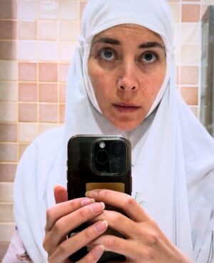 Fatima AlBanawi Instagram - تأملاتي هذه الفترة من خلال صور التقطتها:
١. شمّرنا الأكمام - أحس إني كنت ظالمة الملوخية الناشفة إلى أن دقتها في المدينة!

٢. موديرنيتي ومينيماليزم في صورة - علمونا أن الحداثة والشكل العصري في الغالب شكلهم غربي، ولكن لو بس نوقف عند الزبادي والدقّة والشريك في لحظة فكّ الريق في الحرم ونتأمّل تفاصيل البساطة والتعقيد والصحة والوعي والتقليد والعصرية اللي فيها.

٣. يا الله على حال الإنسان - فرحتي أن جدّو قدر يحفظ ويقول ويعيد جملة من غير ما ينساها بعد ثواني أعظم وقعًا عليّة من فرحتي بنطق طفل ما بأول كلمة في حياته!

٤. أحد مصادر دعائي هذه الفترة - الحب والإخلاص والمودة والرحمة اللي أشوفهم بين ستو وجدّو. الله يزيدكم لو انتو فيها والله يهبكم منها لو محرومين.

٥. الله حقّ! الله قريب! - لو أنك بلد مظلوم وشعب مظلوم وسرد مظلوم، بس هذه الحشود وقفت مع بعض وأمَّنَت وآمنت وراء دعاء الشيخ في لحظة استجابة، ايش تحس حتكون النتيجة؟ إذا قال كن فيكون. آمين.

٦. ما في أغلى وأغنى من هذا الشعور - الساعة ٤:٣٠ فجرًا، عند باب عثمان بن عفّان (٢٥) وفي يدّك شاورما من الـسلطان أفوكادو وتمرتين وموية، وفي صحبتك ناس رايقة، وعلى خدّك برد المدينة، وعلى خشمك حمرة الترجّي والدعاء، وكلكم على بعضكم في بيت الحبيب (ص).

٧. أنت من فريق ستّي وستّك ولا فريق طبق طبقنا؟ - (١) ستي وستك في الحمام قامت ستي ضربت ستك، تقدر ستك تضرب ستي زي ما ستي ضربت ستك في الحمام. (٢) طبق طبقنا ضرب طبق طبقكم يعرف طبق طبقكم يضرب طبق طبقنا زي ما طبق طبقنا ضرب طبق طبقكم.

٨. ليش ما حد عمره جاب بسيرة هذه النقطة!؟ - كلمة حيوان ذكرت مرة واحدة في القرآن فقط (سورة العنكبوت) وكان معناها (الحياة الحقيقية الدائمة في الآخرة). أما كلمة الحيوان بمعناها المتداول بيننا، فجاءت في القرآن كالـ (دابة) (الأنعام) (الطيبات)…إلخ 

٩. أحد نماذج سُفَر الحرم

١٠. أحد تصورات أزياء الحرم

١١. صورة نادرة لحاجية أمام مرآة مبللة

١٢. عائلة تصلي الجماعة في المنزل 

١٣. أكثر المنتجات مبيعًا في الموسم

١٤. ابتسامة الختام، دمتم سالمين