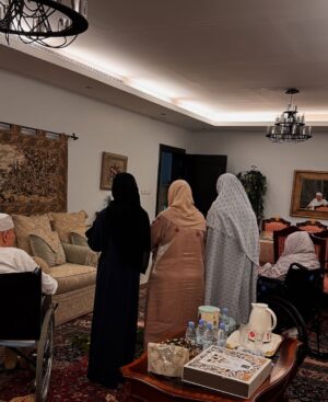 Fatima AlBanawi Instagram - تأملاتي هذه الفترة من خلال صور التقطتها:
١. شمّرنا الأكمام - أحس إني كنت ظالمة الملوخية الناشفة إلى أن دقتها في المدينة!

٢. موديرنيتي ومينيماليزم في صورة - علمونا أن الحداثة والشكل العصري في الغالب شكلهم غربي، ولكن لو بس نوقف عند الزبادي والدقّة والشريك في لحظة فكّ الريق في الحرم ونتأمّل تفاصيل البساطة والتعقيد والصحة والوعي والتقليد والعصرية اللي فيها.

٣. يا الله على حال الإنسان - فرحتي أن جدّو قدر يحفظ ويقول ويعيد جملة من غير ما ينساها بعد ثواني أعظم وقعًا عليّة من فرحتي بنطق طفل ما بأول كلمة في حياته!

٤. أحد مصادر دعائي هذه الفترة - الحب والإخلاص والمودة والرحمة اللي أشوفهم بين ستو وجدّو. الله يزيدكم لو انتو فيها والله يهبكم منها لو محرومين.

٥. الله حقّ! الله قريب! - لو أنك بلد مظلوم وشعب مظلوم وسرد مظلوم، بس هذه الحشود وقفت مع بعض وأمَّنَت وآمنت وراء دعاء الشيخ في لحظة استجابة، ايش تحس حتكون النتيجة؟ إذا قال كن فيكون. آمين.

٦. ما في أغلى وأغنى من هذا الشعور - الساعة ٤:٣٠ فجرًا، عند باب عثمان بن عفّان (٢٥) وفي يدّك شاورما من الـسلطان أفوكادو وتمرتين وموية، وفي صحبتك ناس رايقة، وعلى خدّك برد المدينة، وعلى خشمك حمرة الترجّي والدعاء، وكلكم على بعضكم في بيت الحبيب (ص).

٧. أنت من فريق ستّي وستّك ولا فريق طبق طبقنا؟ - (١) ستي وستك في الحمام قامت ستي ضربت ستك، تقدر ستك تضرب ستي زي ما ستي ضربت ستك في الحمام. (٢) طبق طبقنا ضرب طبق طبقكم يعرف طبق طبقكم يضرب طبق طبقنا زي ما طبق طبقنا ضرب طبق طبقكم.

٨. ليش ما حد عمره جاب بسيرة هذه النقطة!؟ - كلمة حيوان ذكرت مرة واحدة في القرآن فقط (سورة العنكبوت) وكان معناها (الحياة الحقيقية الدائمة في الآخرة). أما كلمة الحيوان بمعناها المتداول بيننا، فجاءت في القرآن كالـ (دابة) (الأنعام) (الطيبات)…إلخ 

٩. أحد نماذج سُفَر الحرم

١٠. أحد تصورات أزياء الحرم

١١. صورة نادرة لحاجية أمام مرآة مبللة

١٢. عائلة تصلي الجماعة في المنزل 

١٣. أكثر المنتجات مبيعًا في الموسم

١٤. ابتسامة الختام، دمتم سالمين