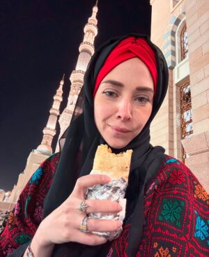 Fatima AlBanawi Instagram - تأملاتي هذه الفترة من خلال صور التقطتها:
١. شمّرنا الأكمام - أحس إني كنت ظالمة الملوخية الناشفة إلى أن دقتها في المدينة!

٢. موديرنيتي ومينيماليزم في صورة - علمونا أن الحداثة والشكل العصري في الغالب شكلهم غربي، ولكن لو بس نوقف عند الزبادي والدقّة والشريك في لحظة فكّ الريق في الحرم ونتأمّل تفاصيل البساطة والتعقيد والصحة والوعي والتقليد والعصرية اللي فيها.

٣. يا الله على حال الإنسان - فرحتي أن جدّو قدر يحفظ ويقول ويعيد جملة من غير ما ينساها بعد ثواني أعظم وقعًا عليّة من فرحتي بنطق طفل ما بأول كلمة في حياته!

٤. أحد مصادر دعائي هذه الفترة - الحب والإخلاص والمودة والرحمة اللي أشوفهم بين ستو وجدّو. الله يزيدكم لو انتو فيها والله يهبكم منها لو محرومين.

٥. الله حقّ! الله قريب! - لو أنك بلد مظلوم وشعب مظلوم وسرد مظلوم، بس هذه الحشود وقفت مع بعض وأمَّنَت وآمنت وراء دعاء الشيخ في لحظة استجابة، ايش تحس حتكون النتيجة؟ إذا قال كن فيكون. آمين.

٦. ما في أغلى وأغنى من هذا الشعور - الساعة ٤:٣٠ فجرًا، عند باب عثمان بن عفّان (٢٥) وفي يدّك شاورما من الـسلطان أفوكادو وتمرتين وموية، وفي صحبتك ناس رايقة، وعلى خدّك برد المدينة، وعلى خشمك حمرة الترجّي والدعاء، وكلكم على بعضكم في بيت الحبيب (ص).

٧. أنت من فريق ستّي وستّك ولا فريق طبق طبقنا؟ - (١) ستي وستك في الحمام قامت ستي ضربت ستك، تقدر ستك تضرب ستي زي ما ستي ضربت ستك في الحمام. (٢) طبق طبقنا ضرب طبق طبقكم يعرف طبق طبقكم يضرب طبق طبقنا زي ما طبق طبقنا ضرب طبق طبقكم.

٨. ليش ما حد عمره جاب بسيرة هذه النقطة!؟ - كلمة حيوان ذكرت مرة واحدة في القرآن فقط (سورة العنكبوت) وكان معناها (الحياة الحقيقية الدائمة في الآخرة). أما كلمة الحيوان بمعناها المتداول بيننا، فجاءت في القرآن كالـ (دابة) (الأنعام) (الطيبات)…إلخ 

٩. أحد نماذج سُفَر الحرم

١٠. أحد تصورات أزياء الحرم

١١. صورة نادرة لحاجية أمام مرآة مبللة

١٢. عائلة تصلي الجماعة في المنزل 

١٣. أكثر المنتجات مبيعًا في الموسم

١٤. ابتسامة الختام، دمتم سالمين
