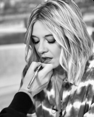Flavie Flament Instagram - 🍭🎨🖌️ abracadabra 🪄🎩🐇
Pic by @celine._sousa 
Magie de @valbimbo @lesliemuahair @catillonvirginie_makeup @corinnevolff 
@celine._sousa @dm_magali @fannybigoudy  @brin.louise 
Merci pour tous nos petits matins, les meufs❤️