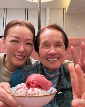 Florence Kwok Instagram - 【我的精靈媽咪】
我話：媽咪，我啲粉絲好耐冇見你，我哋快啲影張相
影完之後，咁啱家姐拎咗碟雪糕埋嚟俾佢食
佢即刻同我講：頭先張相你唔好鋪啦，我哋影過張有雪糕嘅
笑死我
A FEW MOMENTS LATER……
我問佢：有冇掛住我？
佢好精，答我有，但係比我夾到佢隻手指係指住阿嫂
跟住大佬話，你阿嫂而家係你阿媽嘅私人助理（地位超然）🤨
我死都要追住問：咁我哋呢？
媽咪話：先掛住阿哥阿嫂，跟住就到掛住你囉
😂😂😂😂😂😂😂
哈哈哈，點知家姐話：媽，咁我咪即係排最尾？
佢真係好犀利！佢話：唔係，你排第四！
🥰我都想，到我94歲，可以好似佢咁精靈🥰