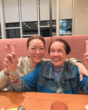 Florence Kwok Instagram - 【我的精靈媽咪】
我話：媽咪，我啲粉絲好耐冇見你，我哋快啲影張相
影完之後，咁啱家姐拎咗碟雪糕埋嚟俾佢食
佢即刻同我講：頭先張相你唔好鋪啦，我哋影過張有雪糕嘅
笑死我
A FEW MOMENTS LATER……
我問佢：有冇掛住我？
佢好精，答我有，但係比我夾到佢隻手指係指住阿嫂
跟住大佬話，你阿嫂而家係你阿媽嘅私人助理（地位超然）🤨
我死都要追住問：咁我哋呢？
媽咪話：先掛住阿哥阿嫂，跟住就到掛住你囉
😂😂😂😂😂😂😂
哈哈哈，點知家姐話：媽，咁我咪即係排最尾？
佢真係好犀利！佢話：唔係，你排第四！
🥰我都想，到我94歲，可以好似佢咁精靈🥰