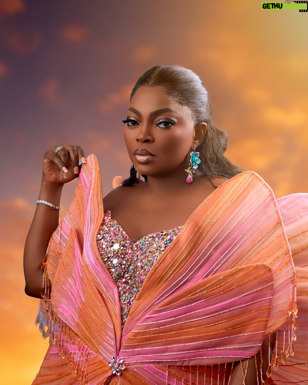 Funke Akindele - 207K Likes - Stepped out last night for the premiere of #labakeolododo
I enjoyed the movie!! Congratulations Iyabo!! I wish you all the best at the box office!! @iyaboojofespris
#labakeolododothemovie will be in cinemas on the 28th of March. Let’s all go see this lovely movie.
📸📸 @ayo.makinwa
👗👗 @zackstyling_luxury_ X @somobysomo
💎💎 @bozjewelry
💇♀️💇♀️ @oludavid
💄💄 @peaceibadin_makeupstudio