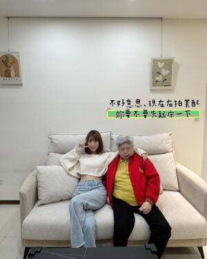 Furby Chen Instagram - -
最近外婆搬家了
我說要幫她選張舒服的沙發
她說不要 
結果你們看最後是誰躺的最舒服🫢

我幫她選了跟我同一家 @peachy_life_tw 
他們家的沙發，我真的大推👍🏻
這次的新款整個很貼合人體坐姿
外婆很稱讚喔☺️

幫她配了奶茶色
完美主義居家 MIT提供100%客製化沙發
顏色、尺寸、布料皆提供客製化選擇
椅面布料防撥水🤩
輕輕一擦就起來了
沙發還有享享5年以上保固

可以調整頭部靠背的角度
常常要低頭看東西的話，脖子比較不會酸
沙發坐深也可以調整
怎麼躺都很舒適 🤎🤎🤎
真心推薦給大家～～

官網很多款式選擇 （我放限動跟專區）
也有三間門市可以免費試坐選購喔🤩

台中門市:台中市西屯區順平路242號
台北門市:新北市新莊區新泰路9號
竹北門市:新竹縣竹北市嘉豐一街142號1樓
營業時間:上午11點至晚上9點

#完美主義居家 #PEACHYLIFE #客製化沙發 #貓抓布沙發 #寵物友善 #北歐風 #沙發推薦