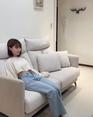 Furby Chen Instagram - -
最近外婆搬家了
我說要幫她選張舒服的沙發
她說不要 
結果你們看最後是誰躺的最舒服🫢

我幫她選了跟我同一家 @peachy_life_tw 
他們家的沙發，我真的大推👍🏻
這次的新款整個很貼合人體坐姿
外婆很稱讚喔☺️

幫她配了奶茶色
完美主義居家 MIT提供100%客製化沙發
顏色、尺寸、布料皆提供客製化選擇
椅面布料防撥水🤩
輕輕一擦就起來了
沙發還有享享5年以上保固

可以調整頭部靠背的角度
常常要低頭看東西的話，脖子比較不會酸
沙發坐深也可以調整
怎麼躺都很舒適 🤎🤎🤎
真心推薦給大家～～

官網很多款式選擇 （我放限動跟專區）
也有三間門市可以免費試坐選購喔🤩

台中門市:台中市西屯區順平路242號
台北門市:新北市新莊區新泰路9號
竹北門市:新竹縣竹北市嘉豐一街142號1樓
營業時間:上午11點至晚上9點

#完美主義居家 #PEACHYLIFE #客製化沙發 #貓抓布沙發 #寵物友善 #北歐風 #沙發推薦