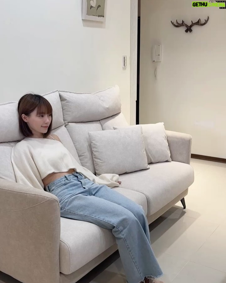 Furby Chen - 3K Likes - -
最近外婆搬家了
我說要幫她選張舒服的沙發
她說不要
結果你們看最後是誰躺的最舒服🫢
我幫她選了跟我同一家 @peachy_life_tw
他們家的沙發,我真的大推👍🏻
這次的新款整個很貼合人體坐姿
外婆很稱讚喔☺️
幫她配了奶茶色
完美主義居家 MIT提供100%客製化沙發
顏色、尺寸、布料皆提供客製化選擇
椅面布料防撥水🤩
輕輕一擦就起來了
沙發還有享享5年以上保固
可以調整頭部靠背的角度
常常要低頭看東西的話,脖子比較不會酸
沙發坐深也可以調整
怎麼躺都很舒適 🤎🤎🤎
真心推薦給大家~~
官網很多款式選擇 (我放限動跟專區)
也有三間門市可以免費試坐選購喔🤩
台中門市:台中市西屯區順平路242號
台北門市:新北市新莊區新泰路9號
竹北門市:新竹縣竹北市嘉豐一街142號1樓
營業時間:上午11點至晚上9點
#完美主義居家 #PEACHYLIFE #客製化沙發 #貓抓布沙發 #寵物友善 #北歐風 #沙發推薦