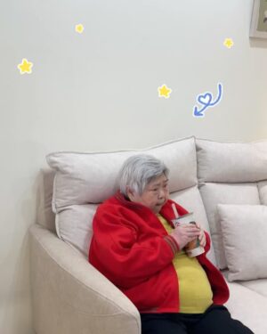 Furby Chen Instagram - -
最近外婆搬家了
我說要幫她選張舒服的沙發
她說不要 
結果你們看最後是誰躺的最舒服🫢

我幫她選了跟我同一家 @peachy_life_tw 
他們家的沙發，我真的大推👍🏻
這次的新款整個很貼合人體坐姿
外婆很稱讚喔☺️

幫她配了奶茶色
完美主義居家 MIT提供100%客製化沙發
顏色、尺寸、布料皆提供客製化選擇
椅面布料防撥水🤩
輕輕一擦就起來了
沙發還有享享5年以上保固

可以調整頭部靠背的角度
常常要低頭看東西的話，脖子比較不會酸
沙發坐深也可以調整
怎麼躺都很舒適 🤎🤎🤎
真心推薦給大家～～

官網很多款式選擇 （我放限動跟專區）
也有三間門市可以免費試坐選購喔🤩

台中門市:台中市西屯區順平路242號
台北門市:新北市新莊區新泰路9號
竹北門市:新竹縣竹北市嘉豐一街142號1樓
營業時間:上午11點至晚上9點

#完美主義居家 #PEACHYLIFE #客製化沙發 #貓抓布沙發 #寵物友善 #北歐風 #沙發推薦
