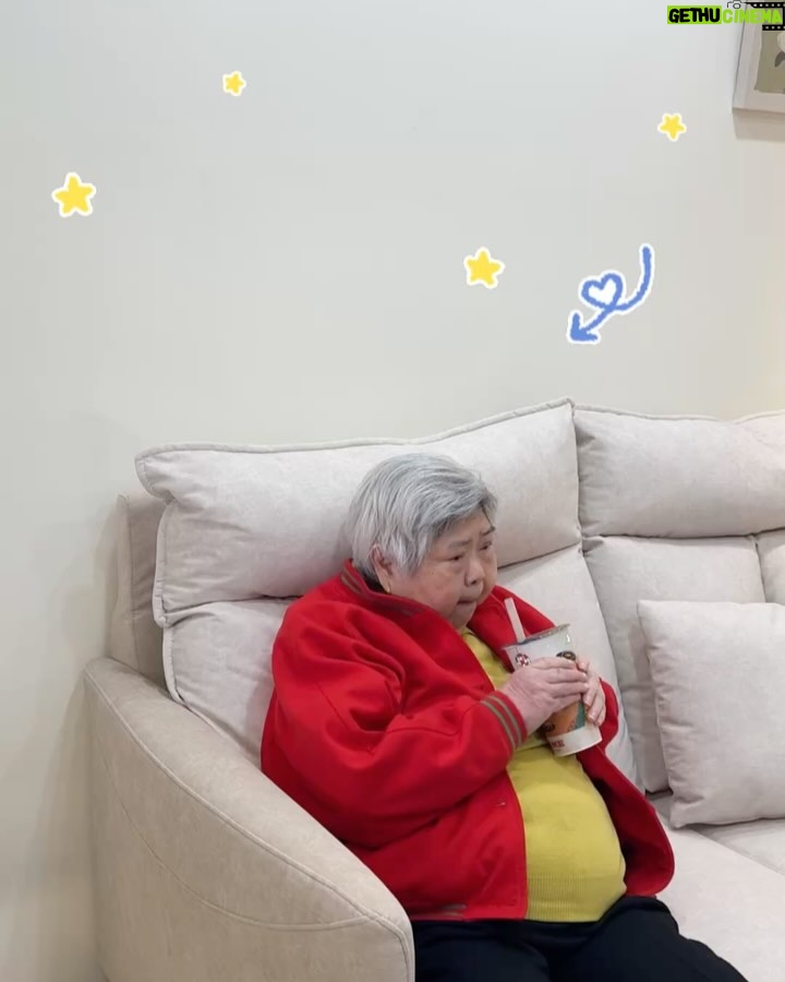 Furby Chen - 3K Likes - -
最近外婆搬家了
我說要幫她選張舒服的沙發
她說不要
結果你們看最後是誰躺的最舒服🫢
我幫她選了跟我同一家 @peachy_life_tw
他們家的沙發,我真的大推👍🏻
這次的新款整個很貼合人體坐姿
外婆很稱讚喔☺️
幫她配了奶茶色
完美主義居家 MIT提供100%客製化沙發
顏色、尺寸、布料皆提供客製化選擇
椅面布料防撥水🤩
輕輕一擦就起來了
沙發還有享享5年以上保固
可以調整頭部靠背的角度
常常要低頭看東西的話,脖子比較不會酸
沙發坐深也可以調整
怎麼躺都很舒適 🤎🤎🤎
真心推薦給大家~~
官網很多款式選擇 (我放限動跟專區)
也有三間門市可以免費試坐選購喔🤩
台中門市:台中市西屯區順平路242號
台北門市:新北市新莊區新泰路9號
竹北門市:新竹縣竹北市嘉豐一街142號1樓
營業時間:上午11點至晚上9點
#完美主義居家 #PEACHYLIFE #客製化沙發 #貓抓布沙發 #寵物友善 #北歐風 #沙發推薦