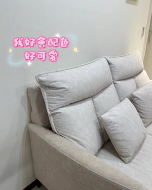 Furby Chen Instagram - -
最近外婆搬家了
我說要幫她選張舒服的沙發
她說不要 
結果你們看最後是誰躺的最舒服🫢

我幫她選了跟我同一家 @peachy_life_tw 
他們家的沙發，我真的大推👍🏻
這次的新款整個很貼合人體坐姿
外婆很稱讚喔☺️

幫她配了奶茶色
完美主義居家 MIT提供100%客製化沙發
顏色、尺寸、布料皆提供客製化選擇
椅面布料防撥水🤩
輕輕一擦就起來了
沙發還有享享5年以上保固

可以調整頭部靠背的角度
常常要低頭看東西的話，脖子比較不會酸
沙發坐深也可以調整
怎麼躺都很舒適 🤎🤎🤎
真心推薦給大家～～

官網很多款式選擇 （我放限動跟專區）
也有三間門市可以免費試坐選購喔🤩

台中門市:台中市西屯區順平路242號
台北門市:新北市新莊區新泰路9號
竹北門市:新竹縣竹北市嘉豐一街142號1樓
營業時間:上午11點至晚上9點

#完美主義居家 #PEACHYLIFE #客製化沙發 #貓抓布沙發 #寵物友善 #北歐風 #沙發推薦