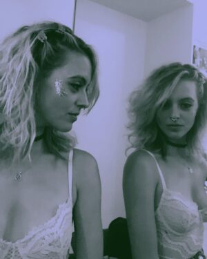 Gage Golightly Instagram - Feel yourself how drunk girls in bathrooms ‘feel everything about your look’ 🐌 #thankyoubathroomfriends
