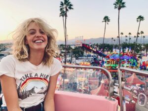 Gage Golightly Instagram - Excuse me while I SQUEEZE a few more pics in from the fair yesterday 🌈🍋#squeezeyourself #noshameinoverposting