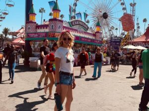 Gage Golightly Instagram - Excuse me while I SQUEEZE a few more pics in from the fair yesterday 🌈🍋#squeezeyourself #noshameinoverposting